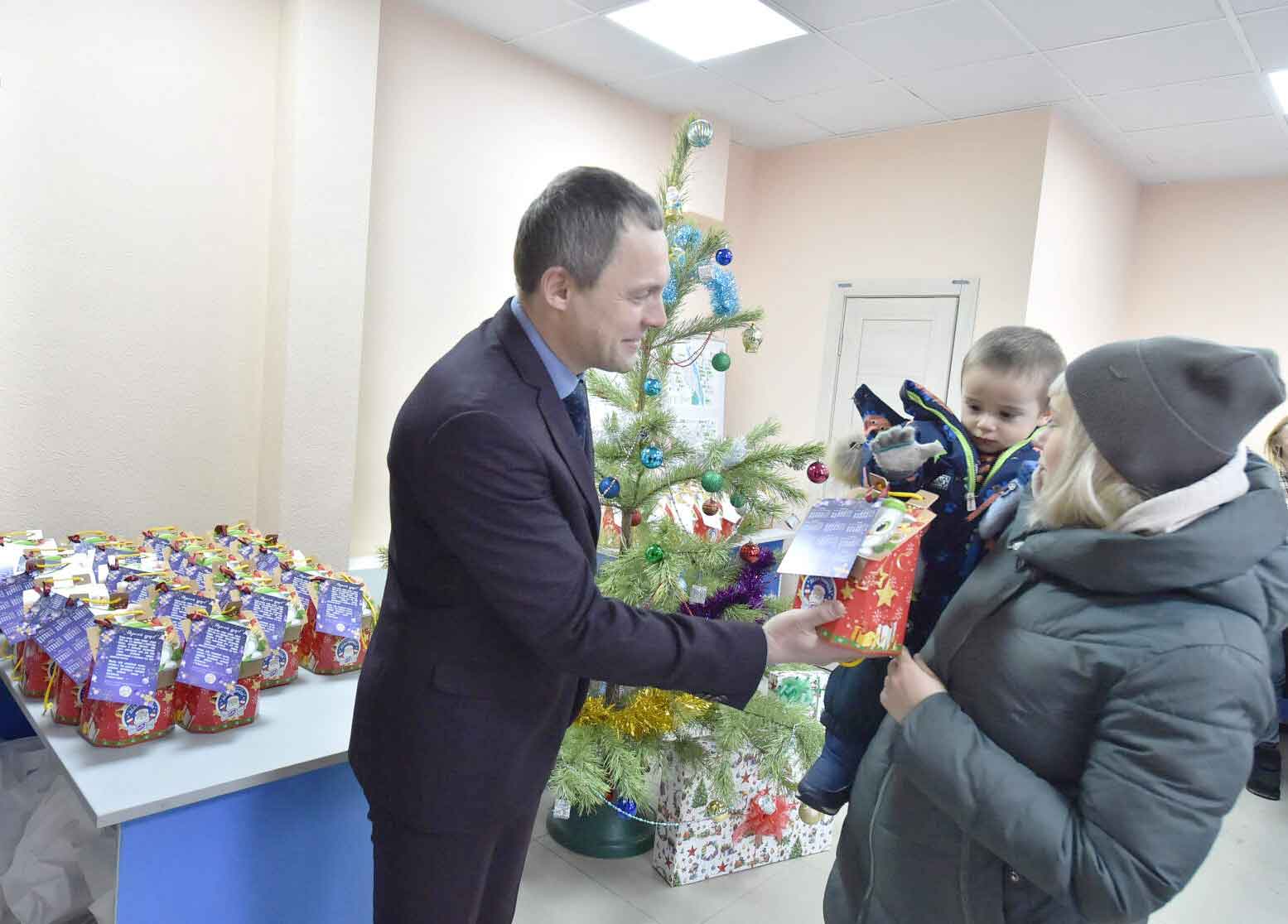 Новогодние подарки детям от депутата Омского городского Совета Сергея Валентиновича Грушичева для дома №1 по ул.
Взлётная, 2022 г.