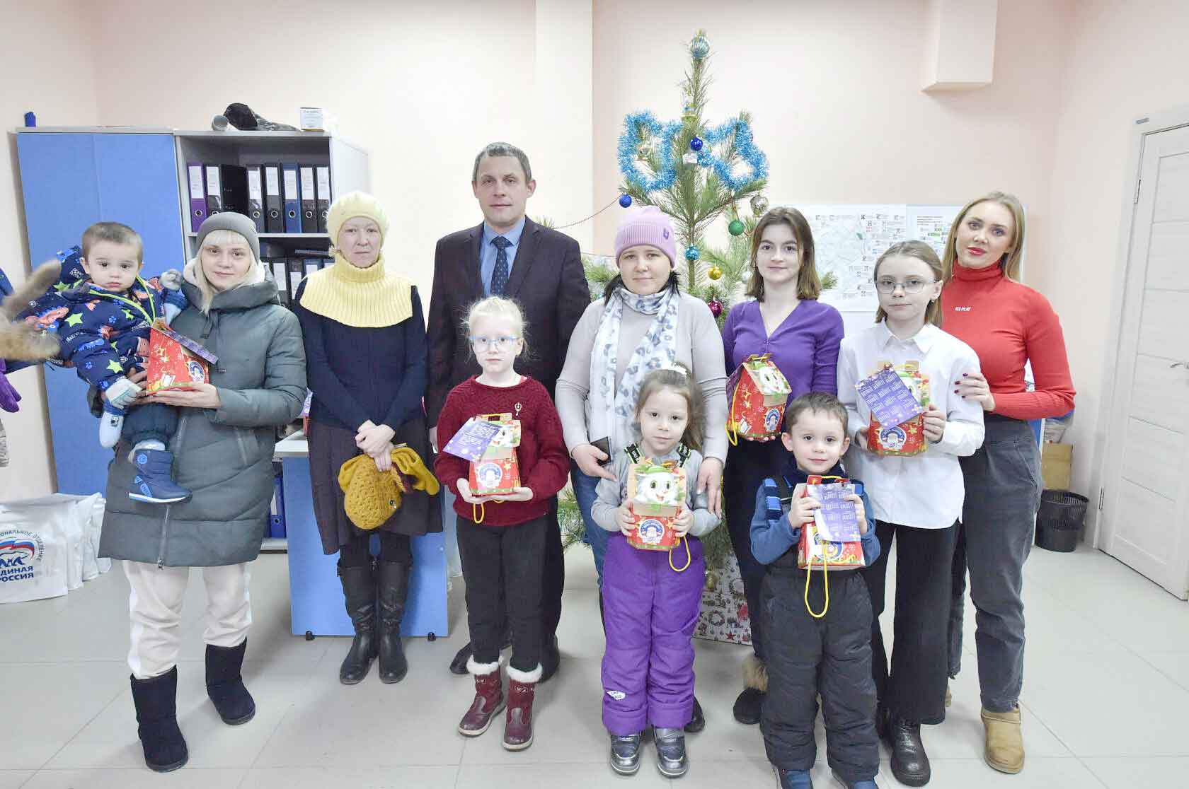 Новогодние подарки детям от депутата Омского городского Совета Сергея Валентиновича Грушичева для дома №1 по ул.
Взлётная, 2022 г.