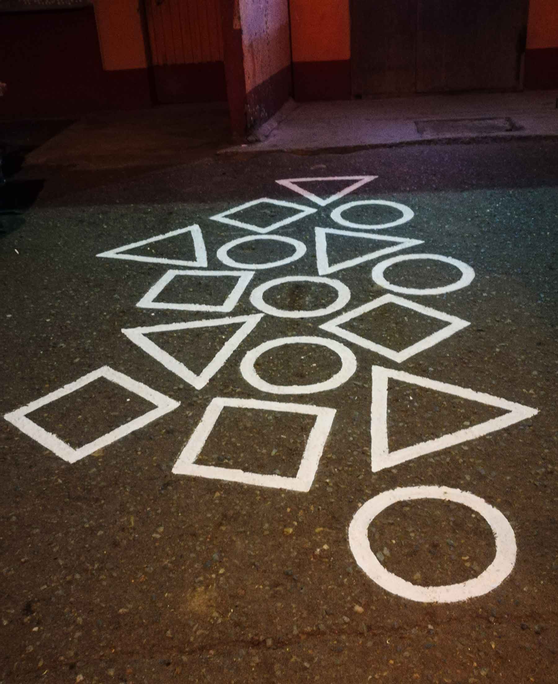 Классики, лабиринты, рисунки на асфальте дома №1 по ул. Взлётная, 2022 г.