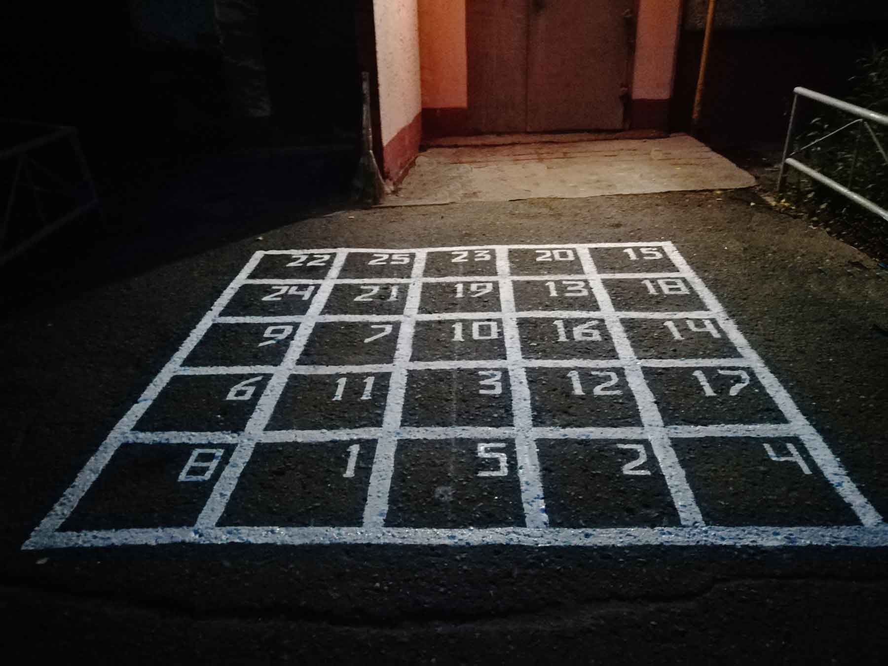 Классики, лабиринты, рисунки на асфальте дома №1 по ул. Взлётная, 2022 г.