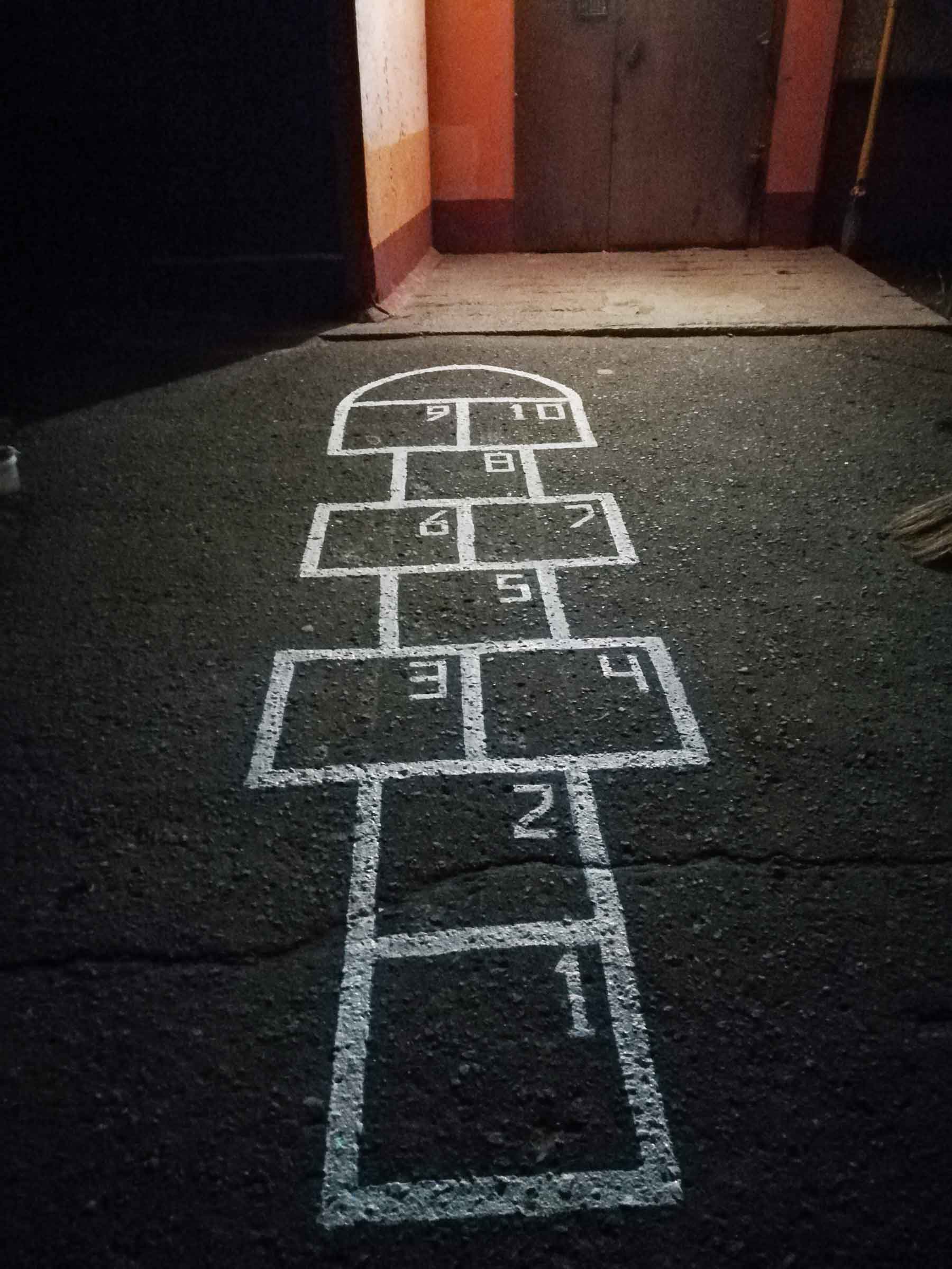 Классики, лабиринты, рисунки на асфальте дома №1 по ул. Взлётная, 2022 г.